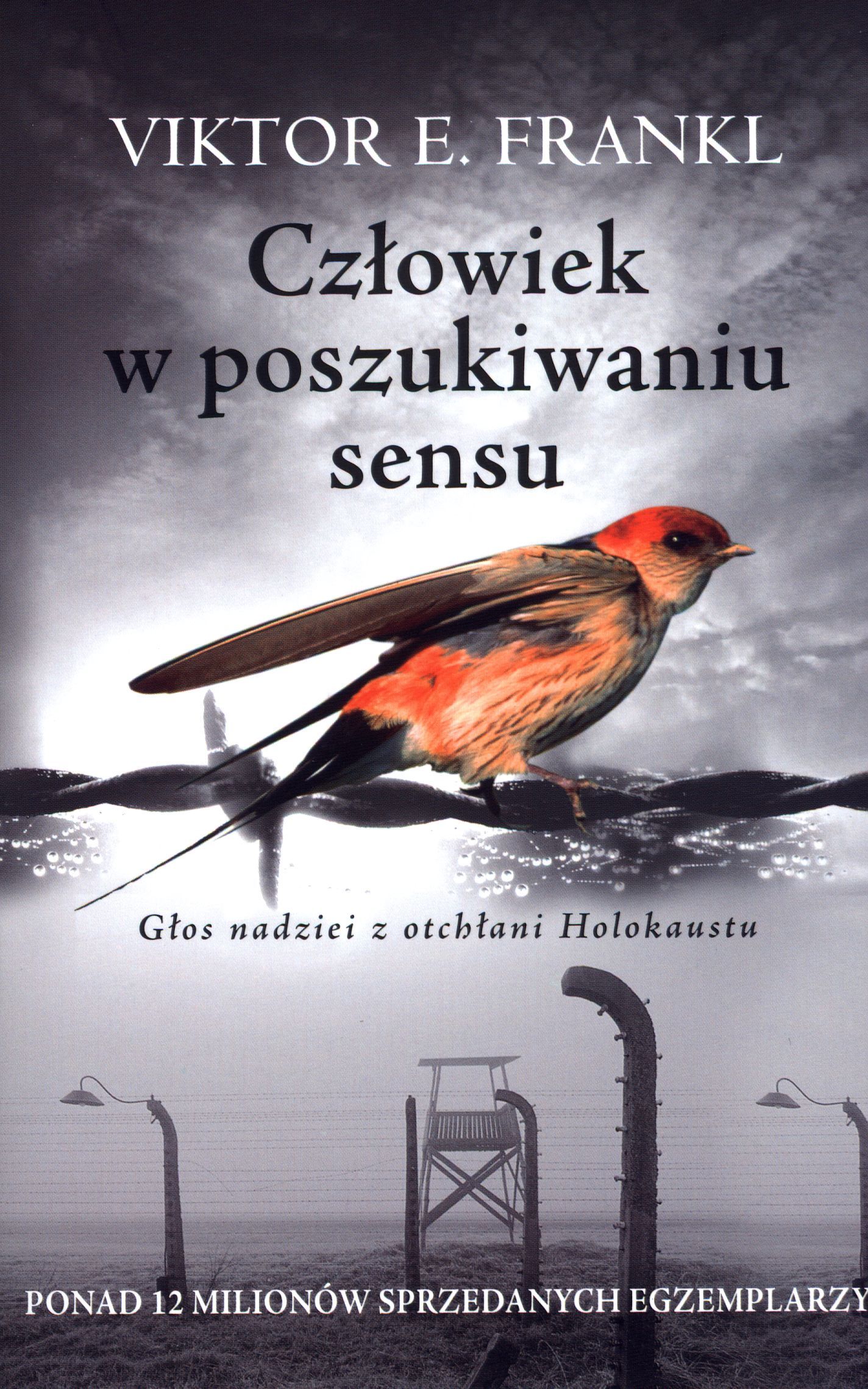 Okładka książki - czerwony ptak siedzący na drucie kolczastym obozu koncentracyjnego